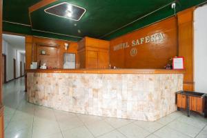 un restaurante con barra en una habitación en RedDoorz @ Jalan Jendral Sudirman Jambi 2, en Palmerah