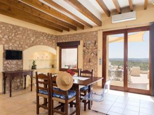 a kitchen and dining room with a table and chairs at Casa del Sol in Búger
