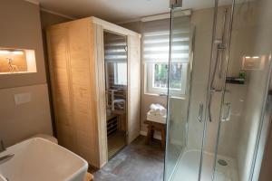 een badkamer met een douche, een toilet en een wastafel bij Ferienwohnung Rathausblick 1 mit Infrarot-Kabine in Blankenburg