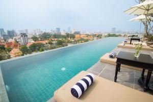 Kolam renang di atau dekat dengan GLOW PARK HOTEL Grand Royal Palace