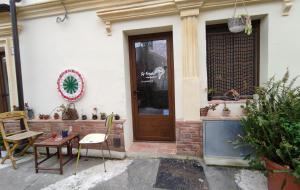 une porte d'entrée d'une maison avec une table et des chaises dans l'établissement Sa Ferula, à Tortolì
