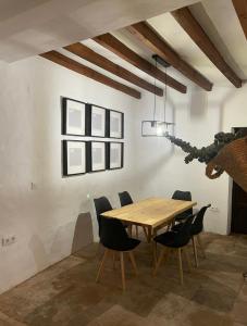 Casa Lucas في جرازاليما: غرفة طعام مع طاولة وكراسي خشبية