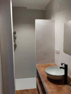 La salle de bains est pourvue d'un lavabo blanc sur un comptoir en bois. dans l'établissement Casa Lucas, à Grazalema