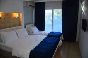 Ein Bett oder Betten in einem Zimmer der Unterkunft Marla Didim Otel