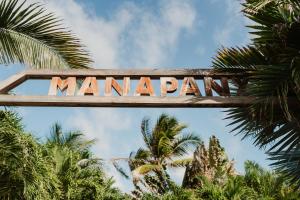 un panneau indiquant manarwana devant les arbres dans l'établissement Hotel Manapany, à Gustavia