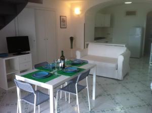 スカラにあるPalazzo Damelioのリビングルーム(白いテーブル、椅子付)