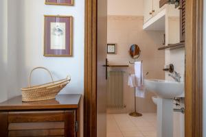 A bathroom at Swan Lake by Wonderful Italy Még 26 kép