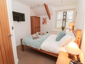 A bed or beds in a room at Grange Cottages