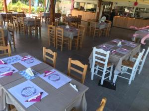 A restaurant or other place to eat at Bayside Hotel Katsaras