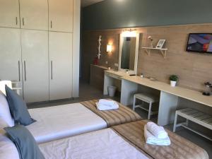A bed or beds in a room at Bayside Hotel Katsaras