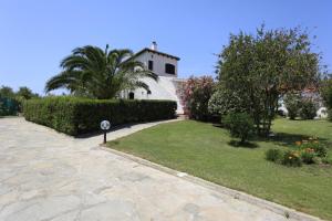 ein Haus mit einem Garten und einer Auffahrt in der Unterkunft Villa Paolina, private pool, large shady patio, bbq in Calasetta