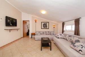salon z kanapą i stołem w obiekcie Apartments Villa Amfora w Rovinj +37 zdjęć