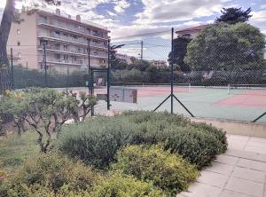 Tenis alebo squash v ubytovaní Château de la Pinede alebo jeho okolí