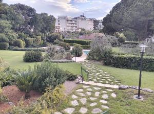 Vonkajšia záhrada v ubytovaní Château de la Pinede