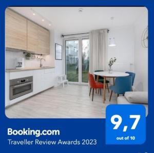 een keuken en eetkamer met een tafel en stoelen bij Apartament na Rybakach in Gdańsk +4 foto's