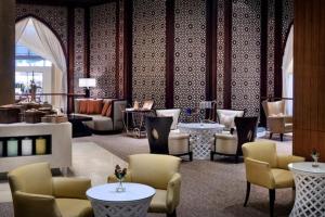 eine Lobby mit Stühlen und Tischen in einem Hotel in der Unterkunft Dubai Mall Highest Floor With Burj Khalifa View Residence - Formerly Address Dubai Mall in Dubai
