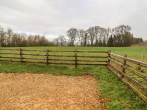 einen Holzzaun vor einem Feld in der Unterkunft Chestnut 5 in Broadway