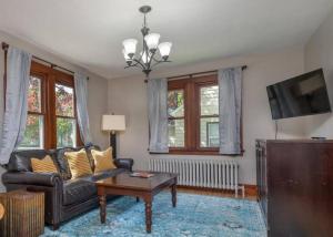 un salon avec un canapé et une table basse dans l'établissement Glencoe-freshly remodeled-pets ok-4 bedrooms-grill, à Glencoe