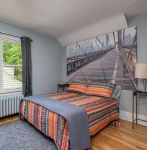 une chambre avec un lit avec une fresque de pont sur le mur dans l'établissement Glencoe-freshly remodeled-pets ok-4 bedrooms-grill, à Glencoe