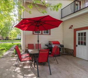 un patio avec une table avec des chaises et un parasol dans l'établissement Glencoe-freshly remodeled-pets ok-4 bedrooms-grill, à Glencoe