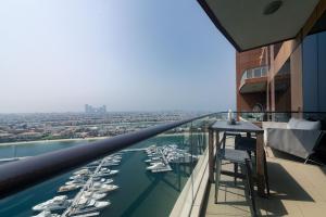 balcón con vistas a un puerto deportivo con barcos en Tiara Residences, Palm Jumeirah Dubai - Mint Stay en Dubái