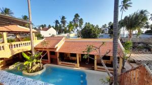 une maison avec une piscine en face de celle-ci dans l'établissement Mi Nhon Em Hotel Muine, à Mui Ne