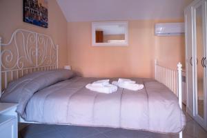 - une chambre avec un lit et 2 serviettes dans l'établissement Agriturismo Casa Scola, à Gragnano