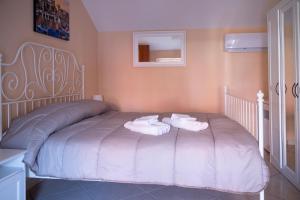 a bedroom with a bed with two towels on it at Agriturismo Casa Scola in Gragnano