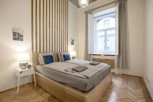 ブダペストにあるIndustrial Fantasy Apartmentのベッドルーム(大型ベッド1台、窓付)