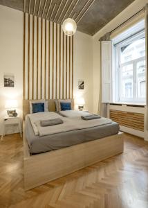 ブダペストにあるIndustrial Fantasy Apartmentのベッドルーム(大型ベッド1台、大きな窓付)