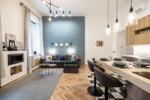 Kuchyňa alebo kuchynka v ubytovaní Industrial Fantasy Apartment + 19 fotografií