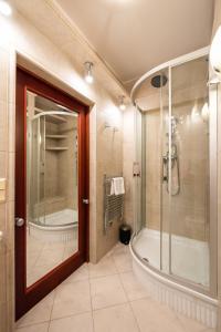 Łazienka z prysznicem i szklanymi drzwiami w obiekcie Bemowo - Olbrachta Vintage Apartment w Warszawie
