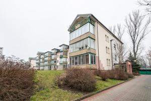duży budynek apartamentowy na wzgórzu z podjazdem w obiekcie Bemowo - Olbrachta Vintage Apartment w Warszawie