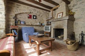 A kitchen or kitchenette at Casa Mur de Alujan