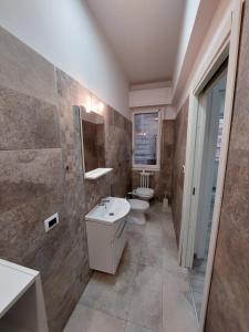 uma casa de banho com 2 WC e um lavatório em Teate Apartments em Chieti