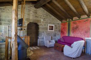 A television and/or entertainment centre at Casa Mur de Alujan