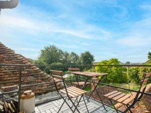 a patio with a table and chairs on a balcony at Pass the Keys The Hay Loft in Canterbury