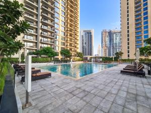 uma piscina no meio de uma cidade com edifícios em Incredible Waterfront Apt with Panoramic Views em Dubai