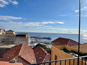 widok na miasto z oceanem i budynkami w obiekcie Luxueux appartement aux portes de Monaco - CAP D AIL w mieście Cap d'Ail