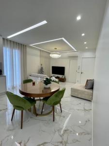 Telewizja i/lub zestaw kina domowego w obiekcie Luxueux appartement aux portes de Monaco - CAP D AIL