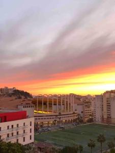 widok na miasto z zachodem słońca w tle w obiekcie Luxueux appartement aux portes de Monaco - CAP D AIL w mieście Cap d'Ail