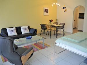 sala de estar con sofá y mesa en Sibylle en Locarno
