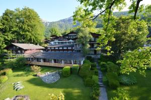 an aerial view of a house with a garden at Hotel Lindenhof by Crossworld AG in Brienz