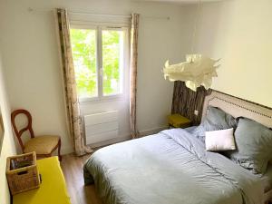 um quarto com uma cama grande e uma janela em Maison à Castellane em Castellane