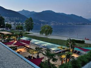 Blick auf ein Resort mit großem Wasser in der Unterkunft Sibylle in Locarno