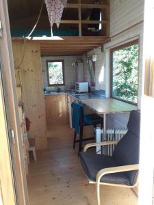 a kitchen and dining area of a tiny house at Tiny House et yourte sous les Poiriers in Domfront
