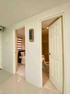 una puerta blanca abierta en una habitación con 1 dormitorio en 4BR Townhouse at PonteFino Residences Batangas City, en Batangas