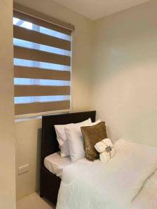 A bed or beds in a room at 4BR Townhouse at PonteFino Residences Batangas City