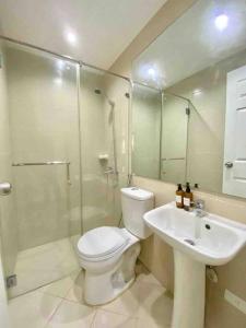y baño con aseo, lavabo y ducha. en 4BR Townhouse at PonteFino Residences Batangas City, en Batangas