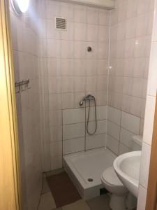 een badkamer met een douche, een toilet en een wastafel bij Мотель "Євро" in Tsjernivsi